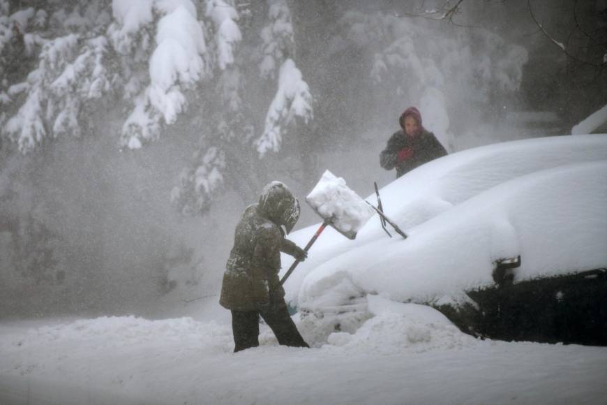 Las impresionantes imágenes de la “histórica” tormenta de nieve que azota el este de EEUU