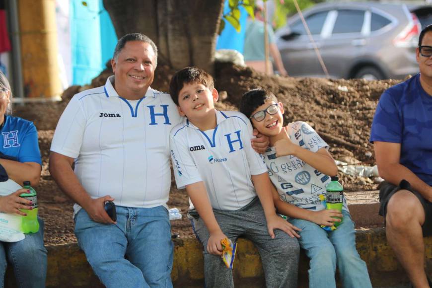 Ambiente fenomenal en el Chelato Uclés para presenciar el Honduras vs Trinidad y Tobago