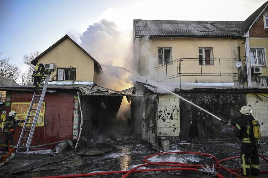 Catástrofe humanitaria: Kiev sitiada, miles de civiles muertos y gente peleando por comida en Ucrania