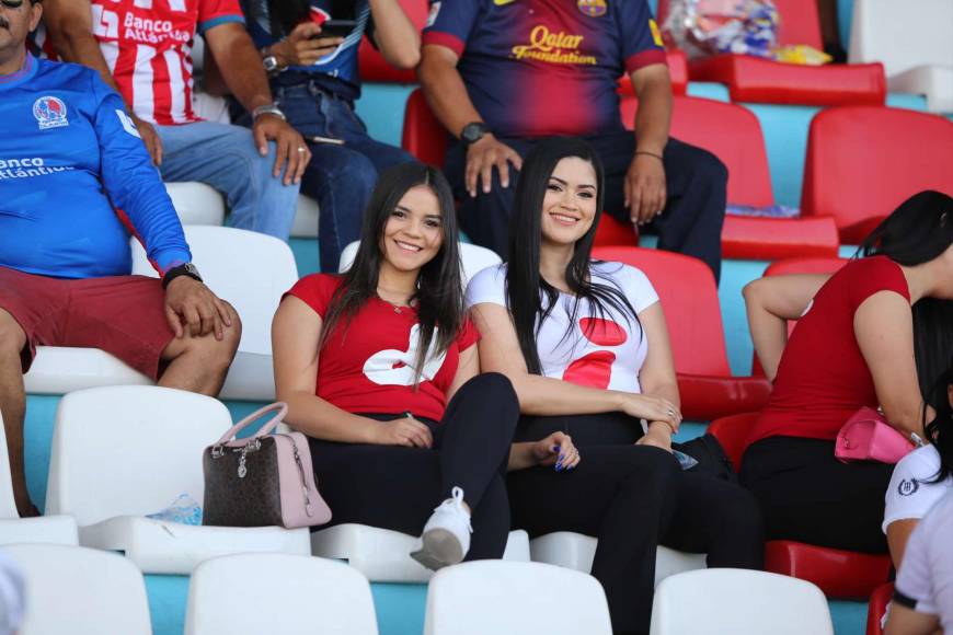 Bellas chicas en clásico capitalino, novias de jugadores de Motagua se roban miradas