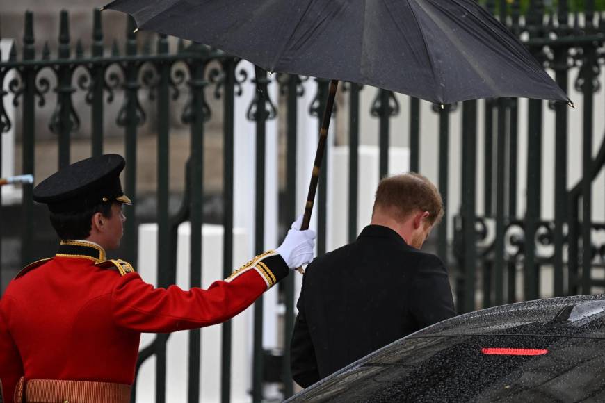 Solo y con una sonrisa: así asistió el príncipe Harry a la coronación de Carlos III