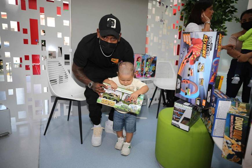 El lindo gesto de Romell Quioto en Fundación Hondureña para el Niño con Cáncer