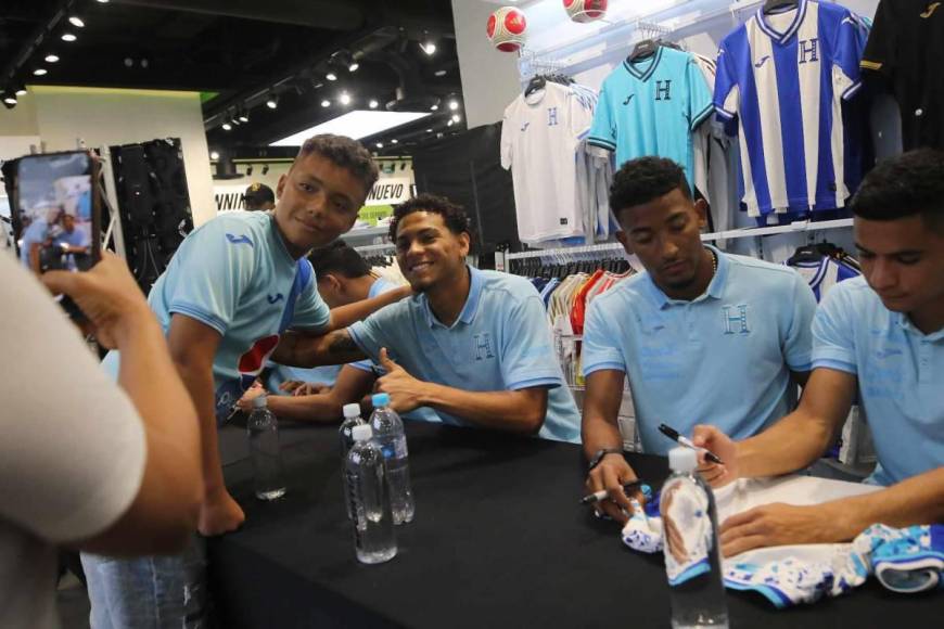 Seleccionados de Honduras se dejan querer por aficionados previo a juego ante Jamaica