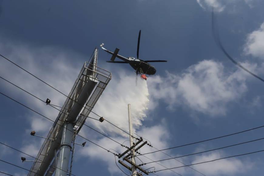 Por aire y tierra luchan para apagar voraz incendio en la capital