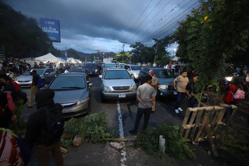 Caos, protestas y lamentaciones deja el cierre de parque de atracciones en el anillo periférico