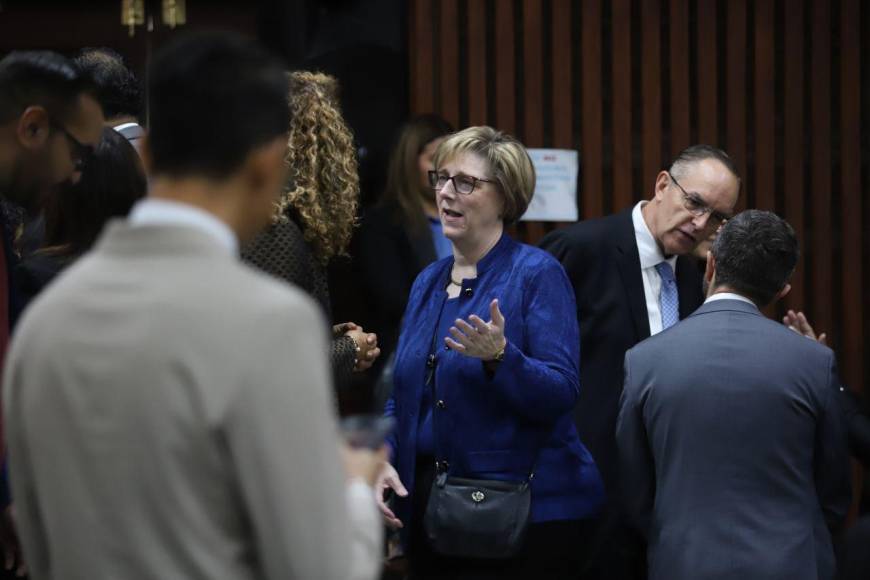 Saludo entre Matheu y Xiomara y presencia de Rixi: figuras políticas asistieron a instalación de tercera legislatura en el CN