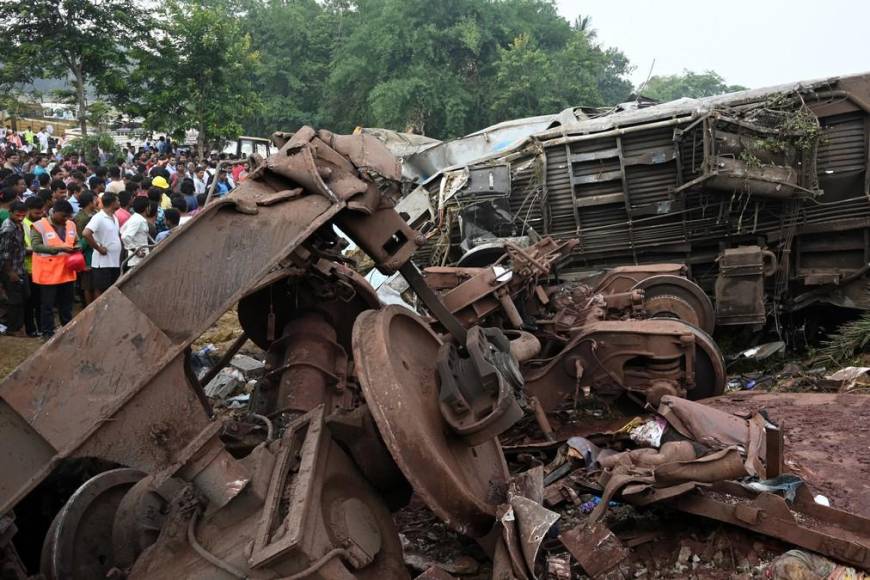 Las impactantes imágenes de los vagones destrozados y cadáveres junto a las vías tras accidente de trenes en India