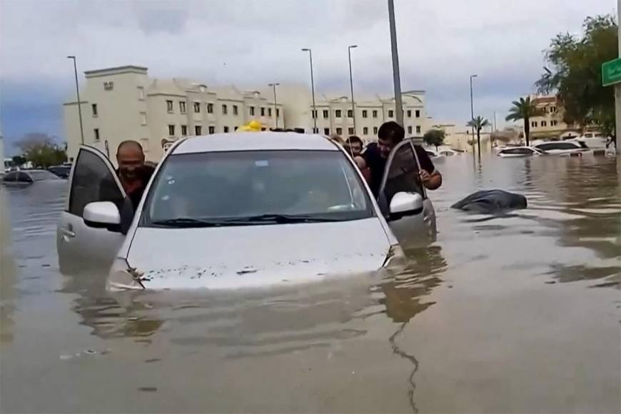 Inusuales tormentas inundan Dubái en menos de 12 horas