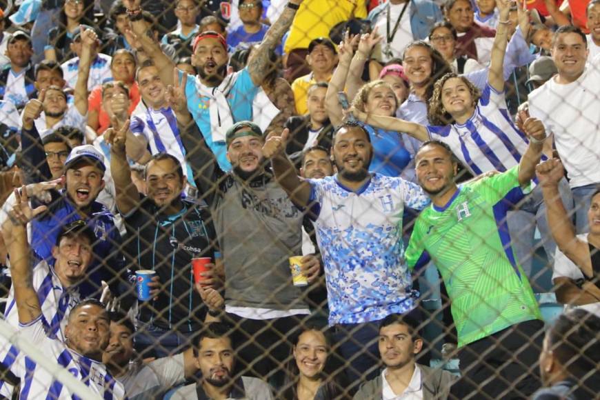 Las mejores pancartas que engalanaron el estadio Nacional en el Honduras-México