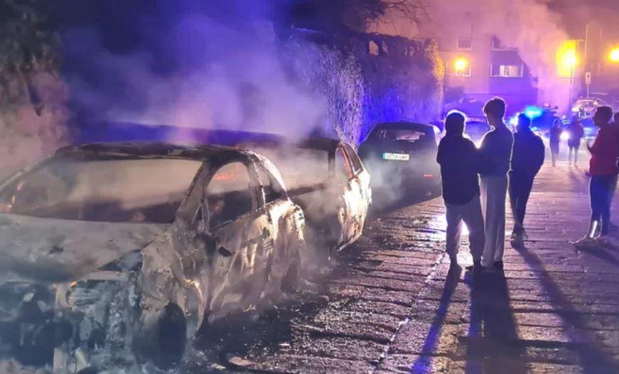 “Pudo haber una tragedia. No tiene perdón”: mujer incendia 21 carros a sus vecinos en España