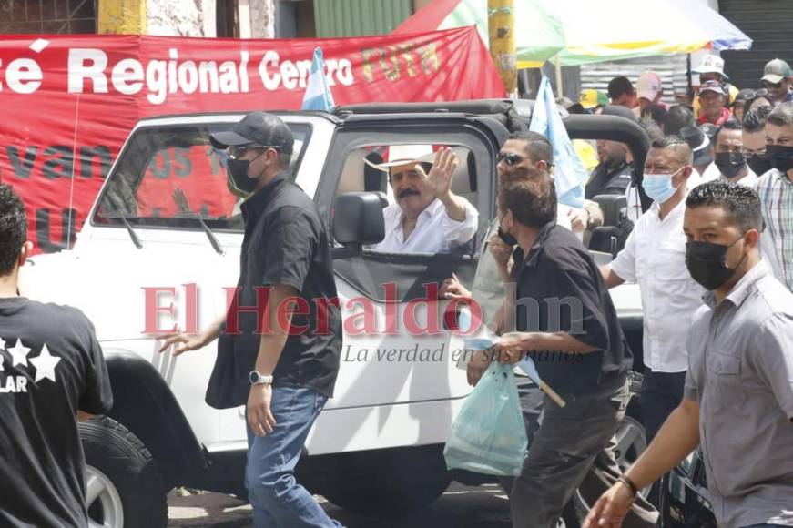 Así fue el ingreso de Mel Zelaya junto a la Resistencia al Estadio Nacional