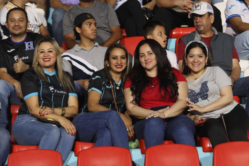 ¡Bellezas! El Nacional se llena de lindas chicas para el Honduras ante Jamaica