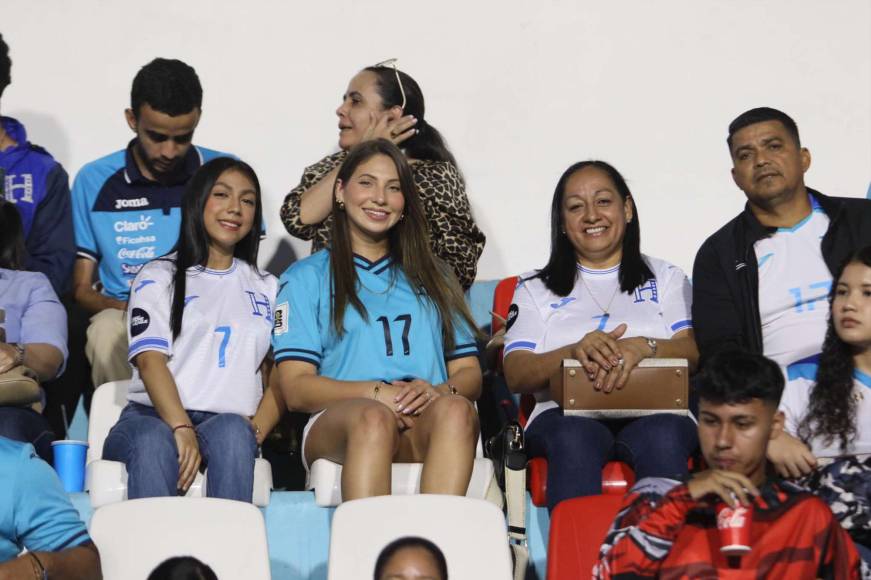 ¡Bellezas! El Nacional se llena de lindas chicas para el Honduras ante Jamaica