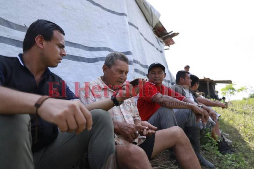 Desolados y a la espera de ayuda están decenas de familias en excampos bananeros