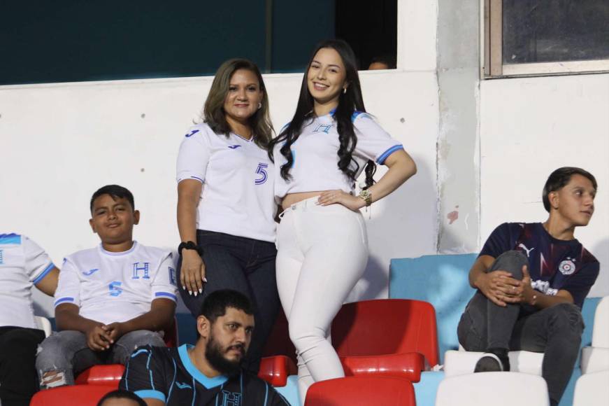 ¡Bellezas! El Nacional se llena de lindas chicas para el Honduras ante Jamaica