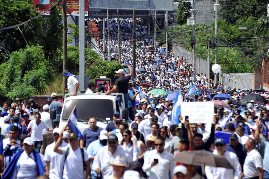 ”Fuera el familión” y “Libre nunca más”: las consignas de la marcha del Bloque de Oposición Ciudadana