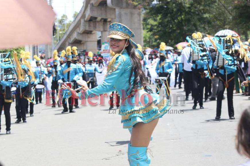 Valeria Chirinos, la palillona que rindió homenaje a la Bandera con su traje turquesa