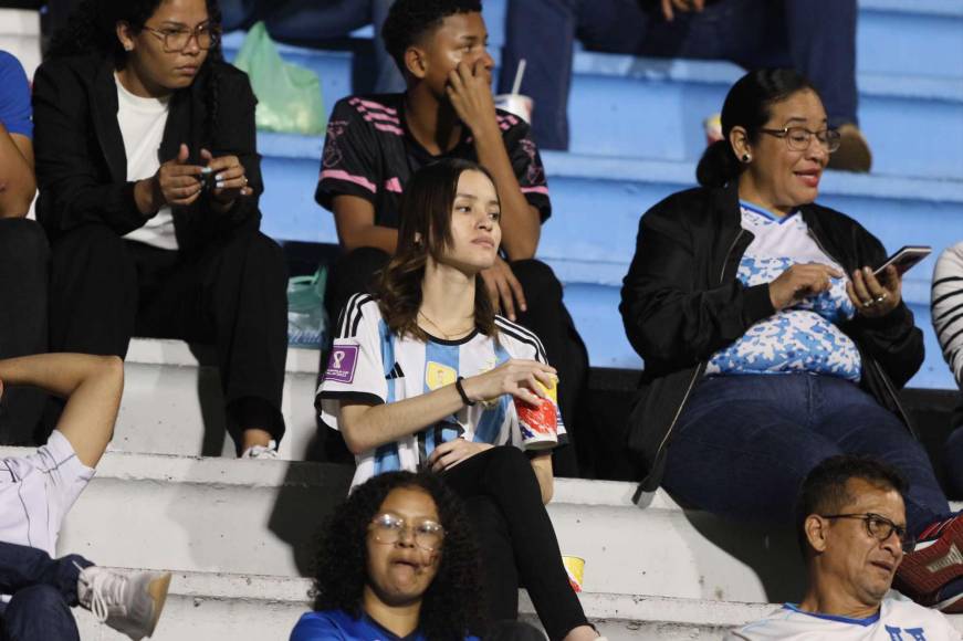 ¡Bellezas! El Nacional se llena de lindas chicas para el Honduras ante Jamaica