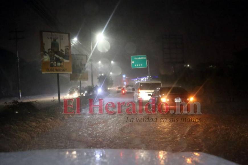 Carros atrapados y viviendas inundadas, las imágenes por las fuertes lluvias en la capital