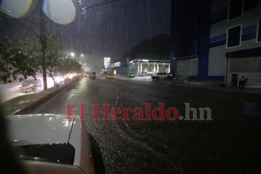 Carros atrapados y viviendas inundadas, las imágenes por las fuertes lluvias en la capital