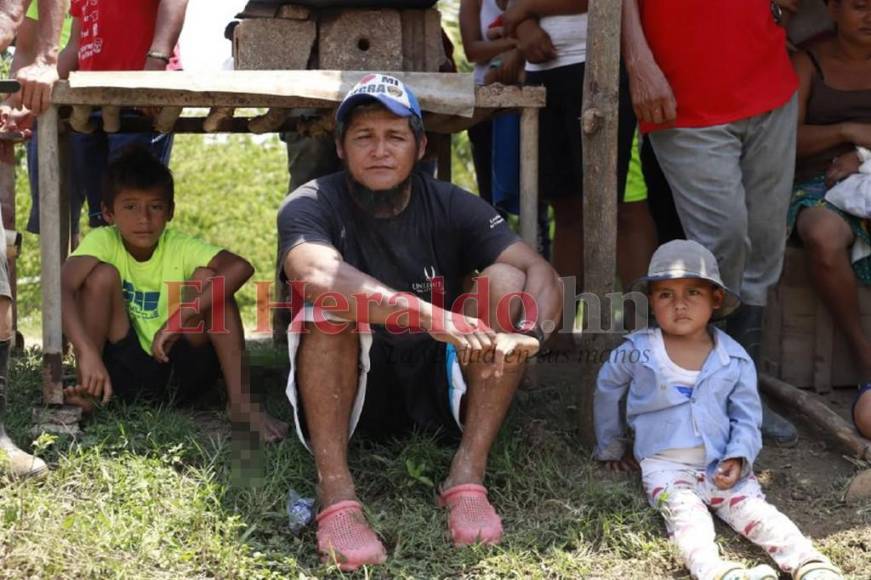 Desolados y a la espera de ayuda están decenas de familias en excampos bananeros