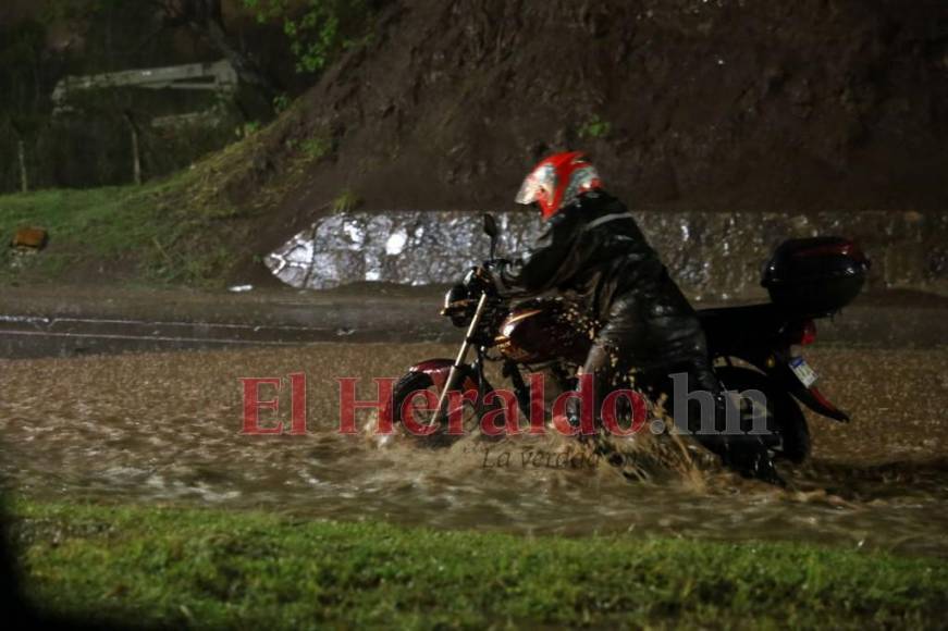 Carros atrapados y viviendas inundadas, las imágenes por las fuertes lluvias en la capital