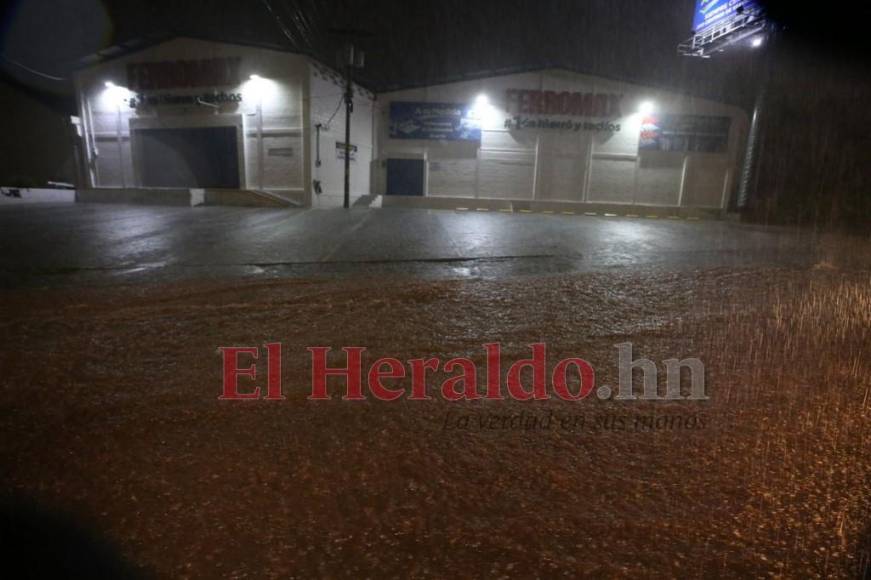 Carros atrapados y viviendas inundadas, las imágenes por las fuertes lluvias en la capital