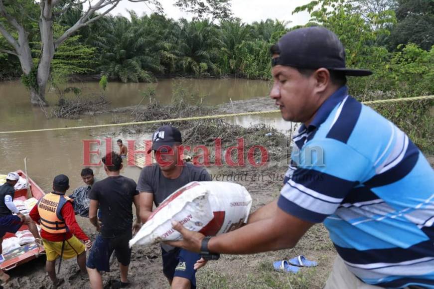 En canoa, tractores y helicópteros llevan ayuda a damnificados de excampos bananeros