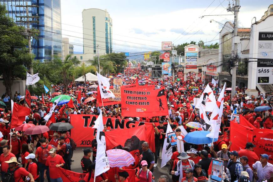 Simpatizantes de Libre llegan a Casa Presidencial para iniciar marcha