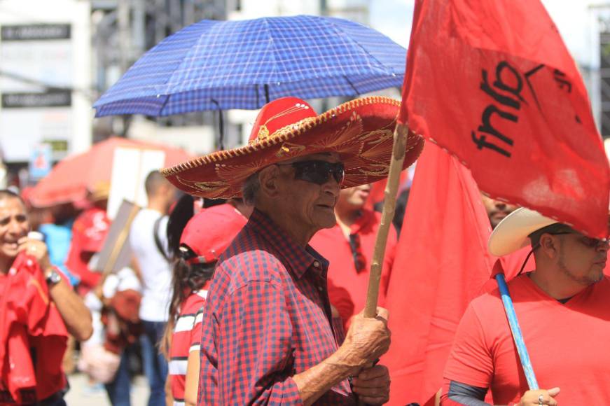 Simpatizantes de Libre llegan a Casa Presidencial para iniciar marcha