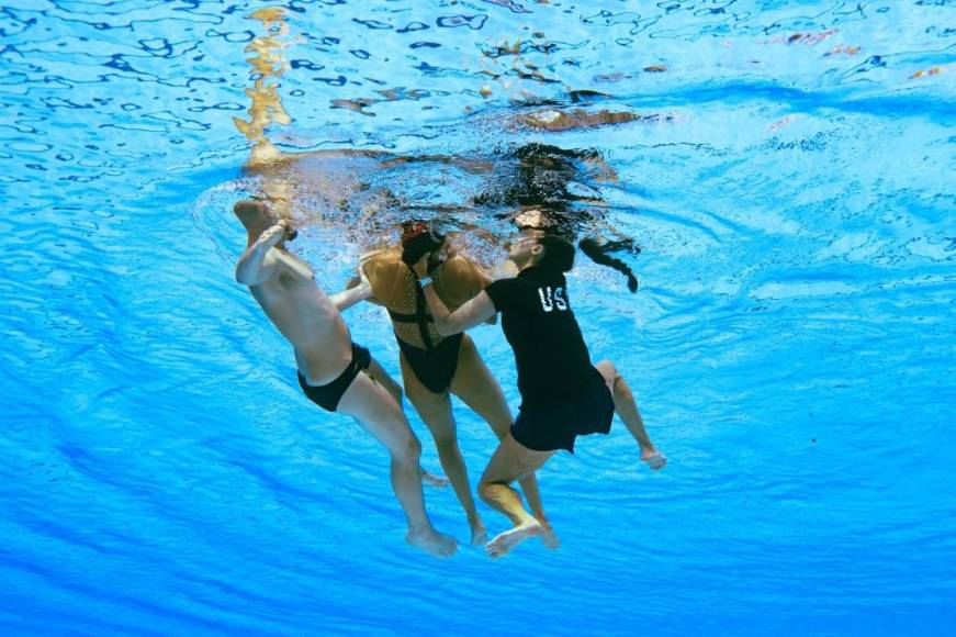 La heroica acción de una entrenadora para salvar a nadadora que se desmayó en pleno Mundial de Natación (Fotos)