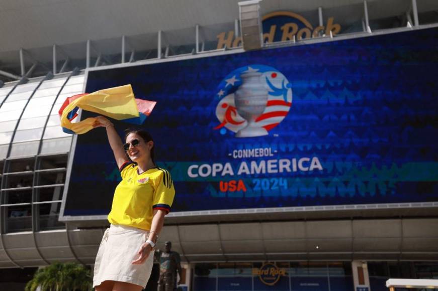 Argentina y Colombia “pelean” en las gradas con sus bellas de aficionadas en Copa América