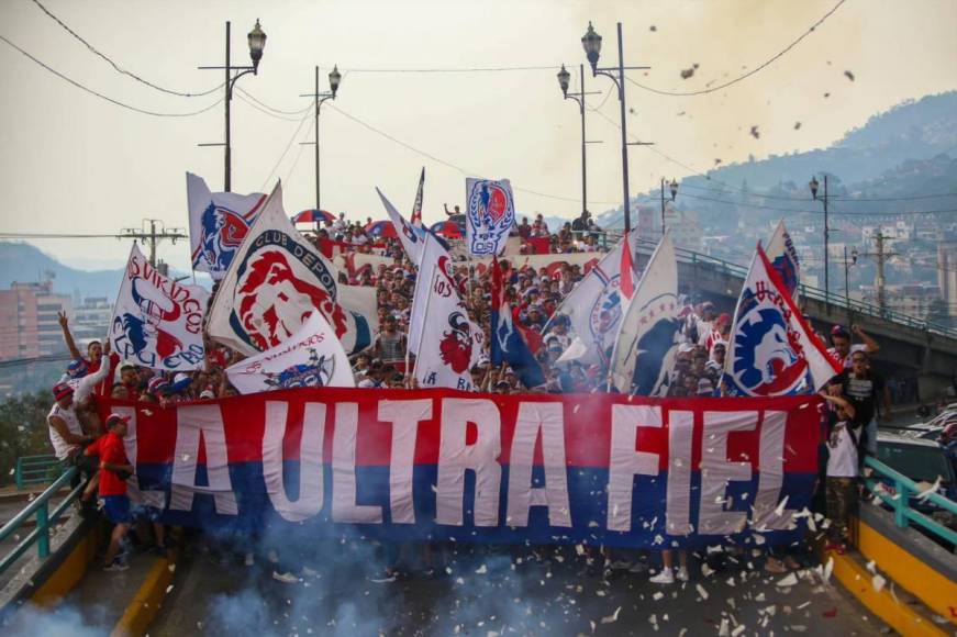 Tremendo aguacero, banderazo de la Ultra Fiel y las bellas chicas en el clásico capitalino