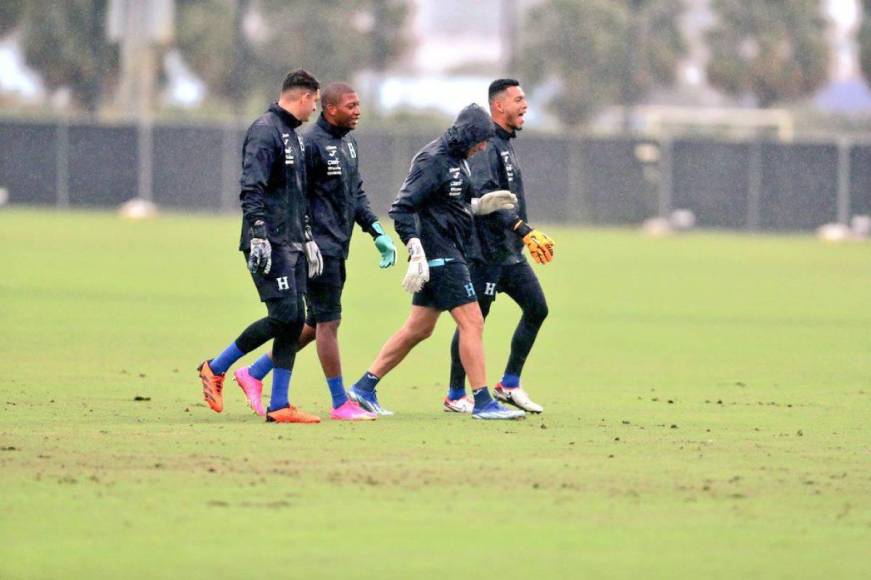 ¡Bajo la lluvia! Así fue el primer entreno de Honduras en Fort Lauderdale