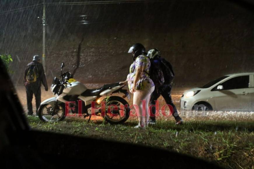 Carros atrapados y viviendas inundadas, las imágenes por las fuertes lluvias en la capital