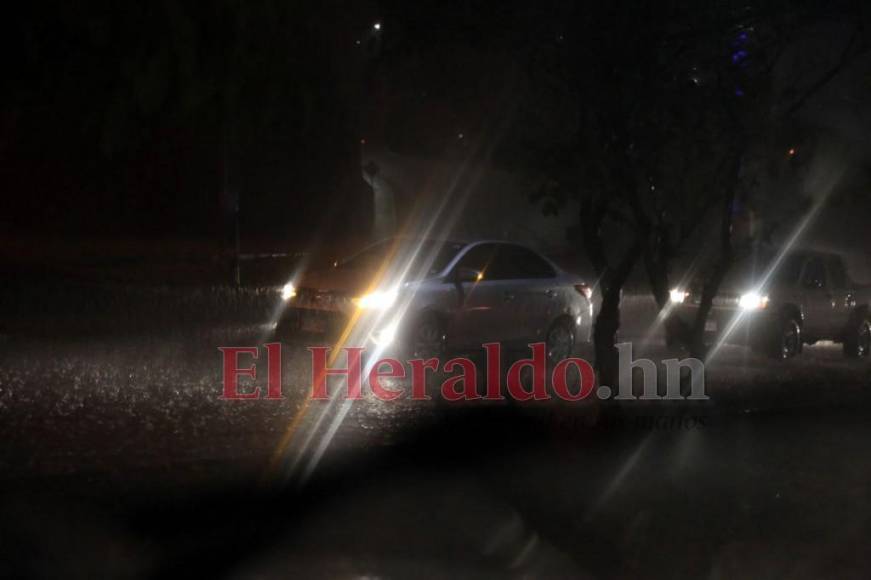 Carros atrapados y viviendas inundadas, las imágenes por las fuertes lluvias en la capital