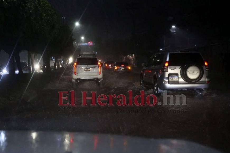 Carros atrapados y viviendas inundadas, las imágenes por las fuertes lluvias en la capital