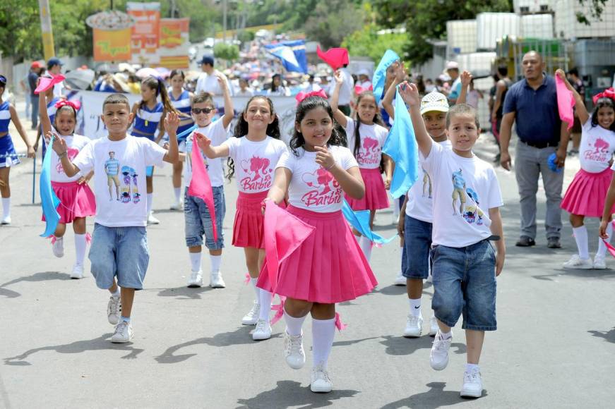 Las mejores 25 fotos de los desfiles de los centros básicos en la capital