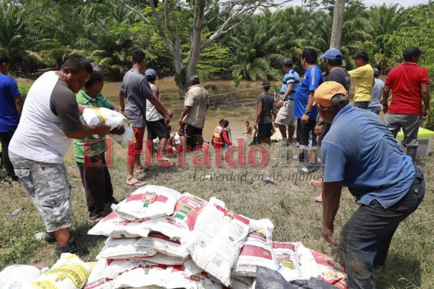 En canoa, tractores y helicópteros llevan ayuda a damnificados de excampos bananeros