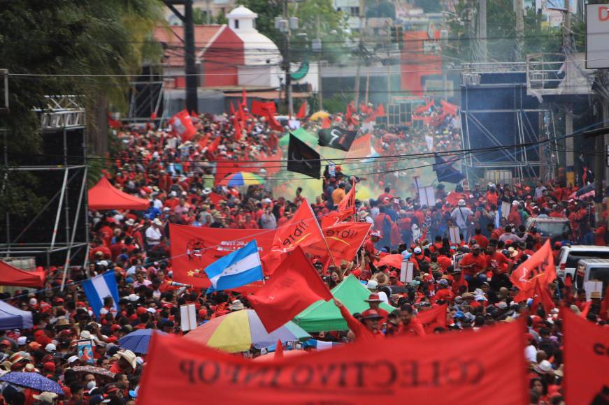 Simpatizantes de Libre llegan a Casa Presidencial para iniciar marcha