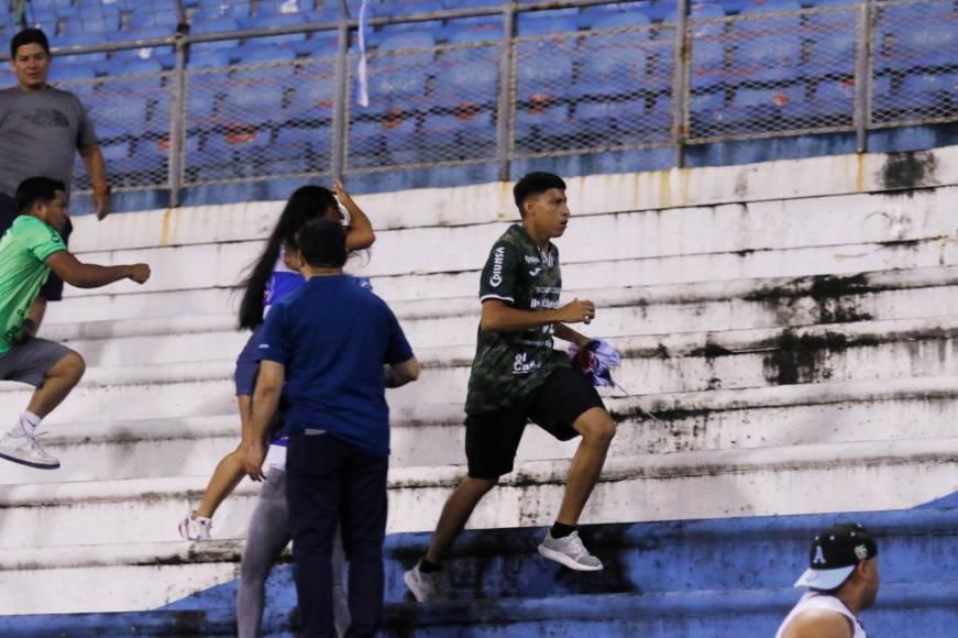 Prensa salvadoreña no perdona y esto dice tras zafarrancho de aficionados de Marathón y Alianza