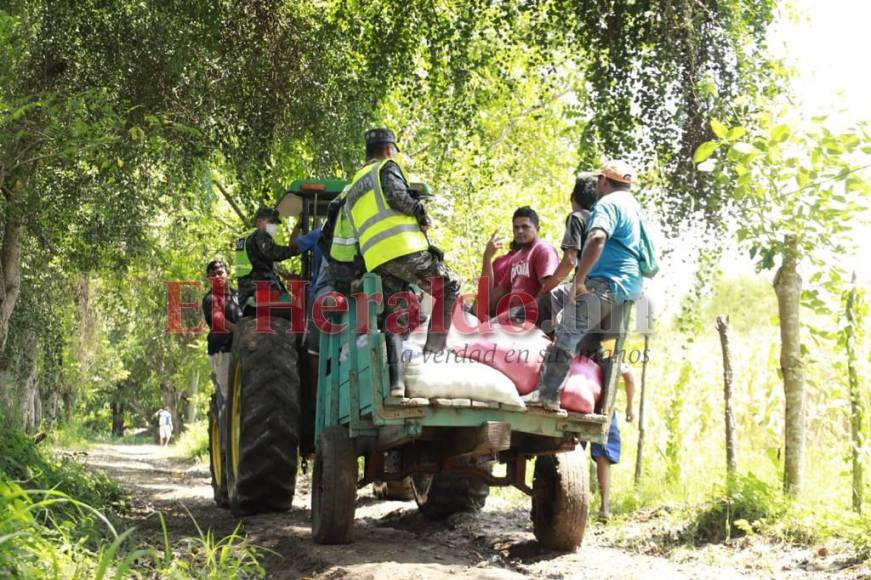 En canoa, tractores y helicópteros llevan ayuda a damnificados de excampos bananeros