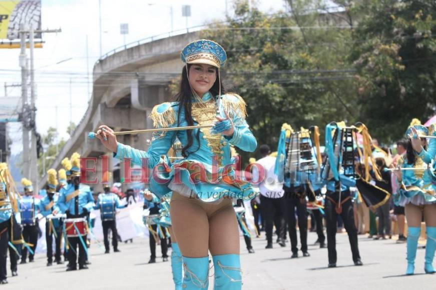 Valeria Chirinos, la palillona que rindió homenaje a la Bandera con su traje turquesa