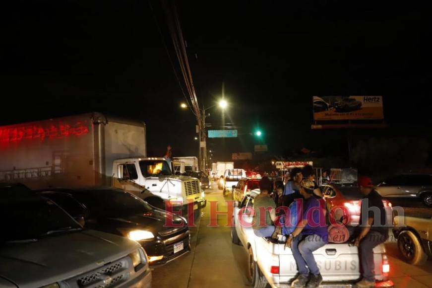 Tráfico, desesperación y temor: Evacúan La Lima ante llamado de emergencia por lluvias