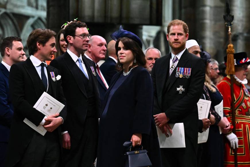 Solo y con una sonrisa: así asistió el príncipe Harry a la coronación de Carlos III