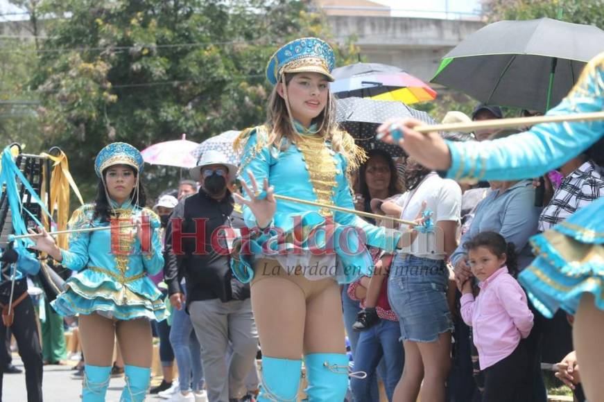 Valeria Chirinos, la palillona que rindió homenaje a la Bandera con su traje turquesa