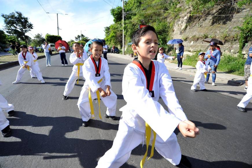 Las mejores 25 fotos de los desfiles de los centros básicos en la capital