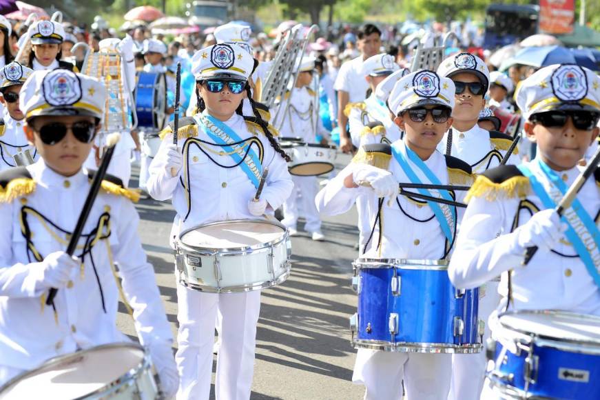 Las mejores 25 fotos de los desfiles de los centros básicos en la capital