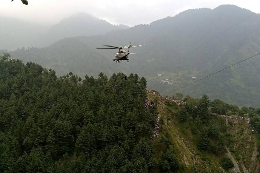 Atrapados en un teleférico y pendiendo de un hilo: el difícil rescate de ocho jóvenes en Pakistán