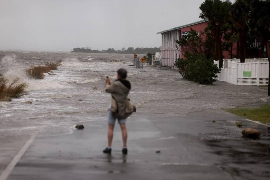 Huracán Debby ya es categoría 1 y toca tierra en Florida